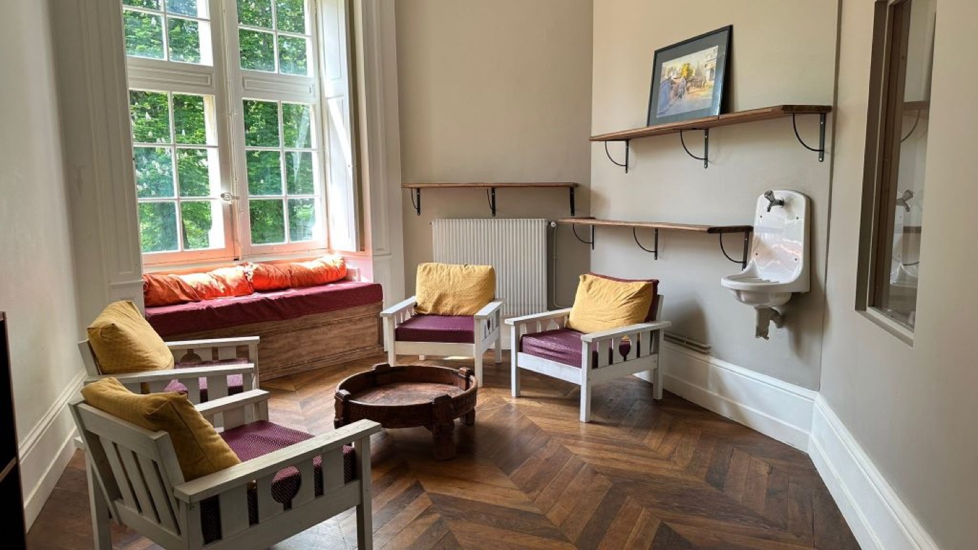 Salon avec fauteuils au château
